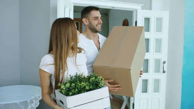 Personal de mudanza cargando cajas